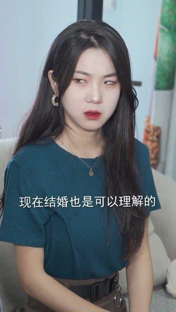 小伙偶遇吃瓜妹,小伙体验别样街头风情