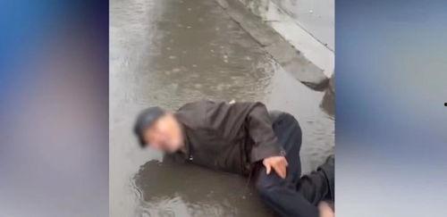 老人砍瓜吃视频,老人刀下技艺精湛，一刀砍瓜吃出生活滋味