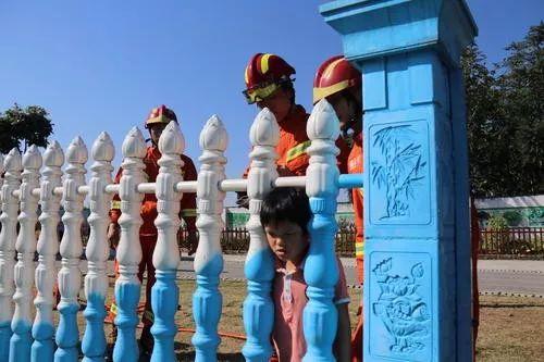 女孩卡栅栏吃瓜,甜蜜瞬间定格成童年回忆